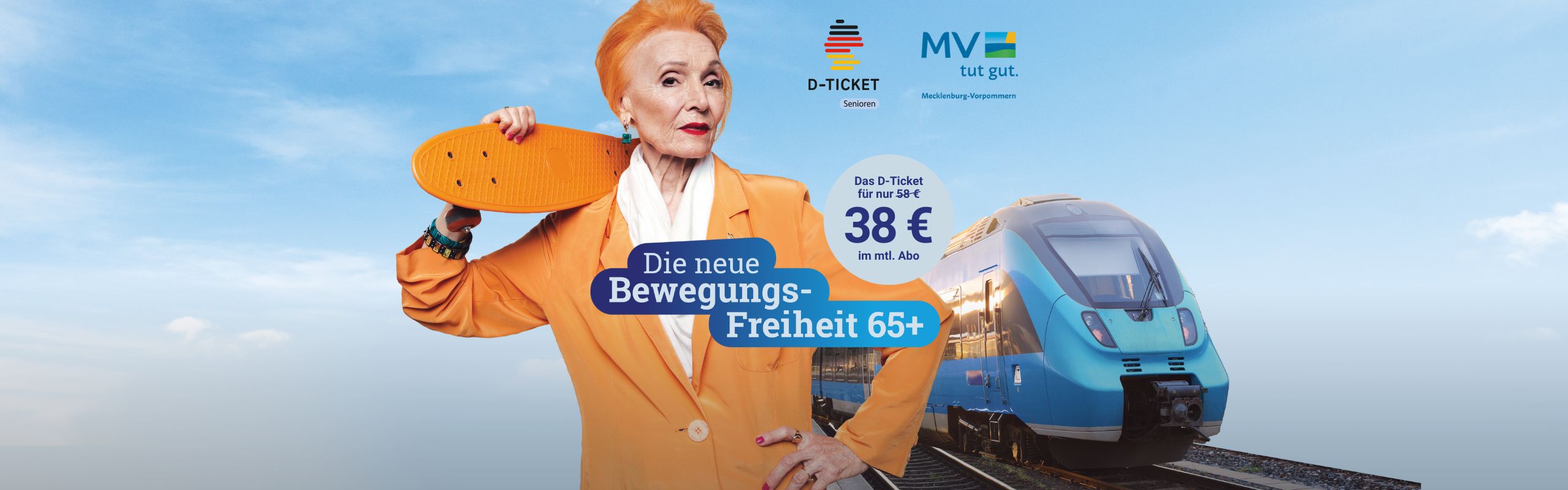 Stilvolle Seniorin mit Skateboard vor blauem Himmel und Zug. Slogan: ‚Die neue Bewegungsfreiheit 65+‘ – D-Ticket für Senioren ab 38 € im Monat.